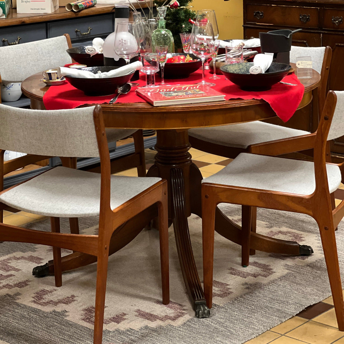 Teakstolar i massiv teak som är vackra och funktionella möbler som förenar klassisk estetik med hög komfort. 