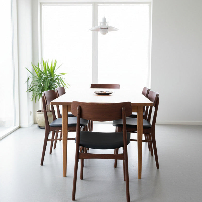 Danska stolar i en elegant uppsättning om sex matstolar med tidlös skandinavisk design.
