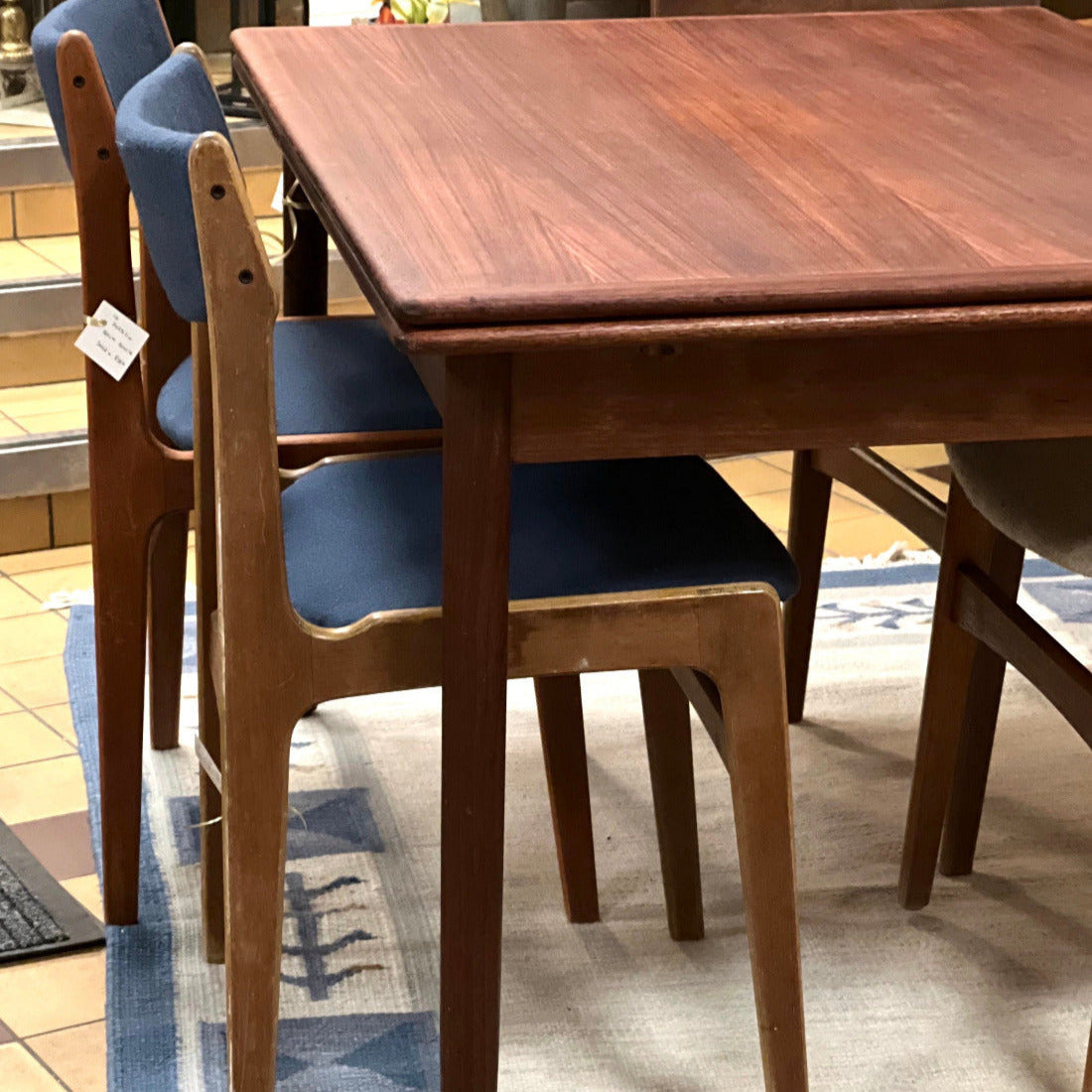 De runda, stabila benen ger bordet både en retrostil och pålitlig funktion. Benen är lätta att ta av, vilket gör bordet enkelt att flytta.