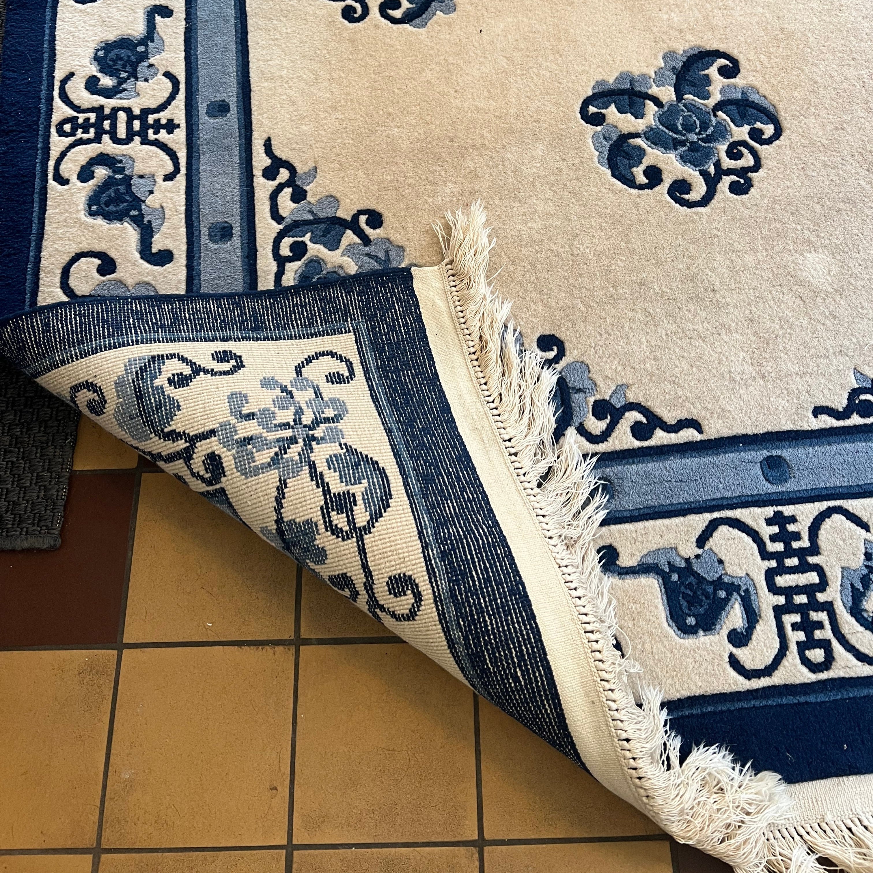De traditionella mönstren och den mjuka luggen ger mattan en exklusiv och harmonisk känsla som passar lika fint i vardagsrum som matsal eller bibliotek.