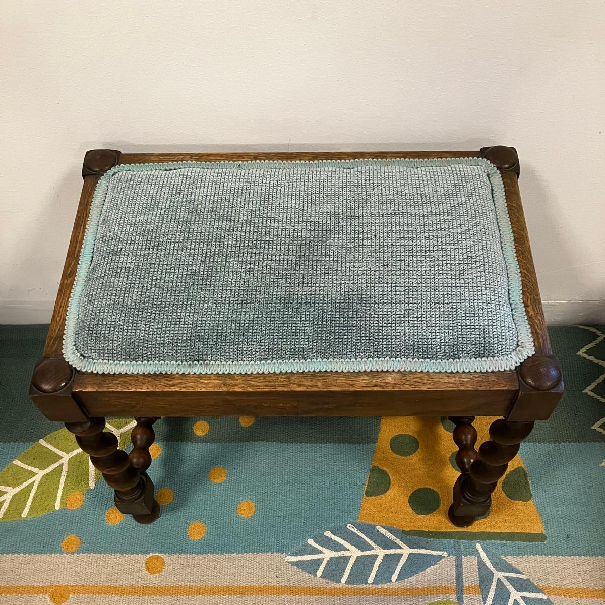 Den nya klädseln är noggrant utvald för att harmoniera med pallens ålder och karaktär, samtidigt som den gör möbeln redo för ett nytt liv i dagens hem. 