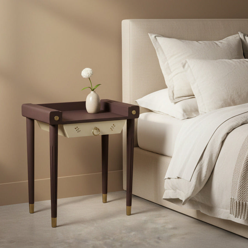 Den upphöjda kanten gör bordet både praktiskt och dekorativt – perfekt som nattduksbord eller som ett litet avlastningsbord i hall eller vardagsrum.