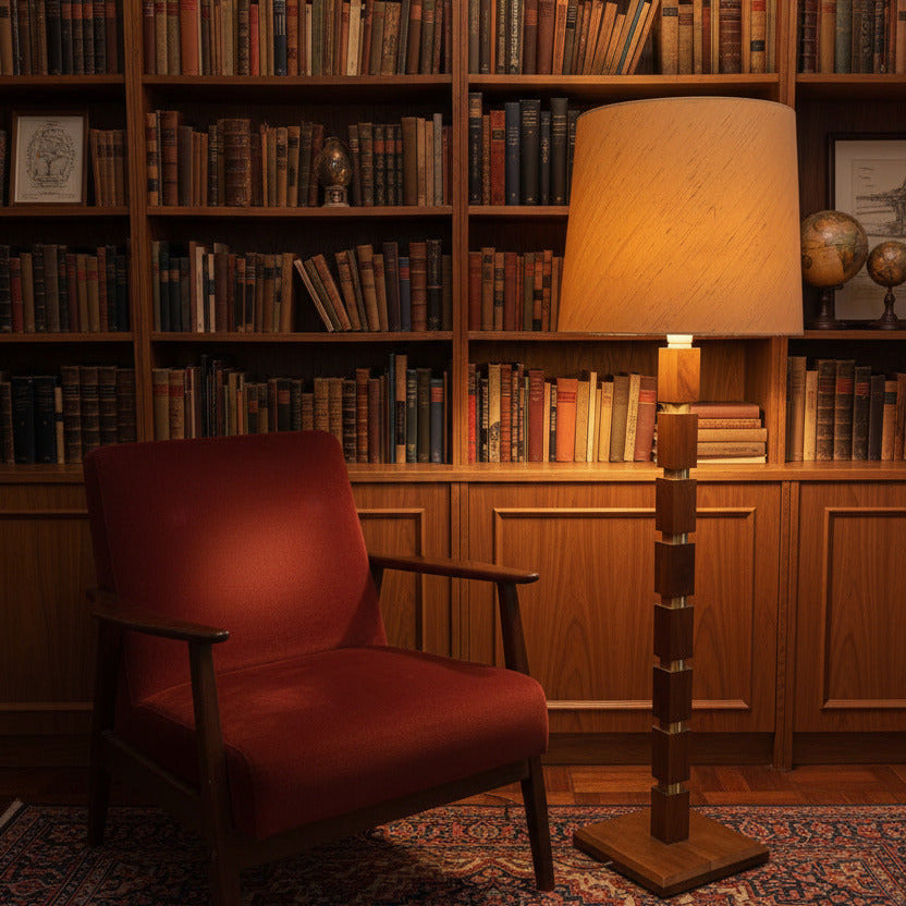 Den varma tonen i träet tillsammans med den mjuka gula lampskärmen skapar ett behagligt och stämningsfullt ljus. En tidlös lampa som passar lika fint i ett modernt hem som i en mer klassisk miljö.