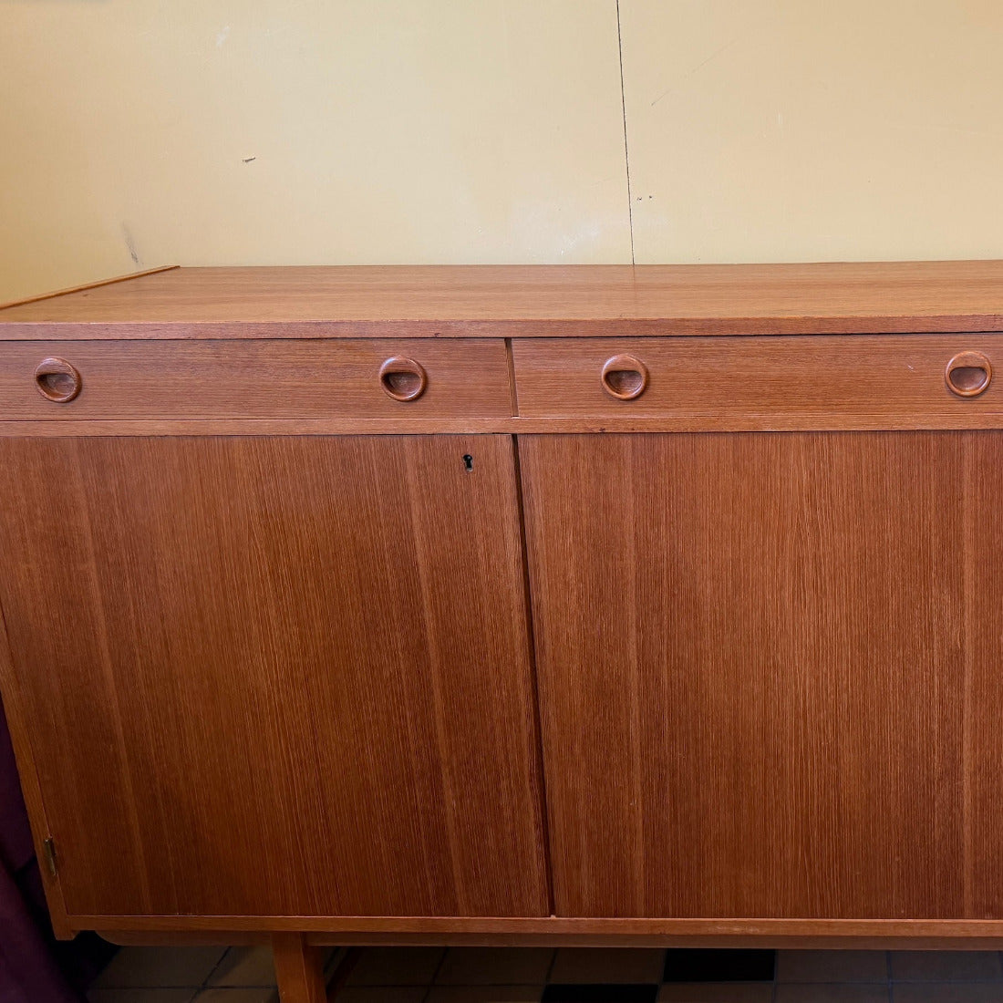 Sideboard i teak från 60-talet i tidlös skandinavisk design