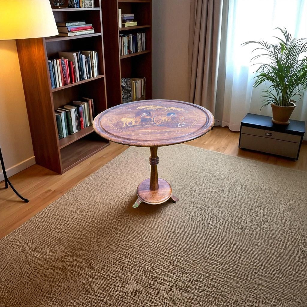 Det här vackra stativbordet kombinerar tidlös elegans med praktisk funktion. Det ljusa träet ger ett luftigt och varmt intryck, medan den vackert mönstrade bordsskivan skapar ett intressant blickfång.