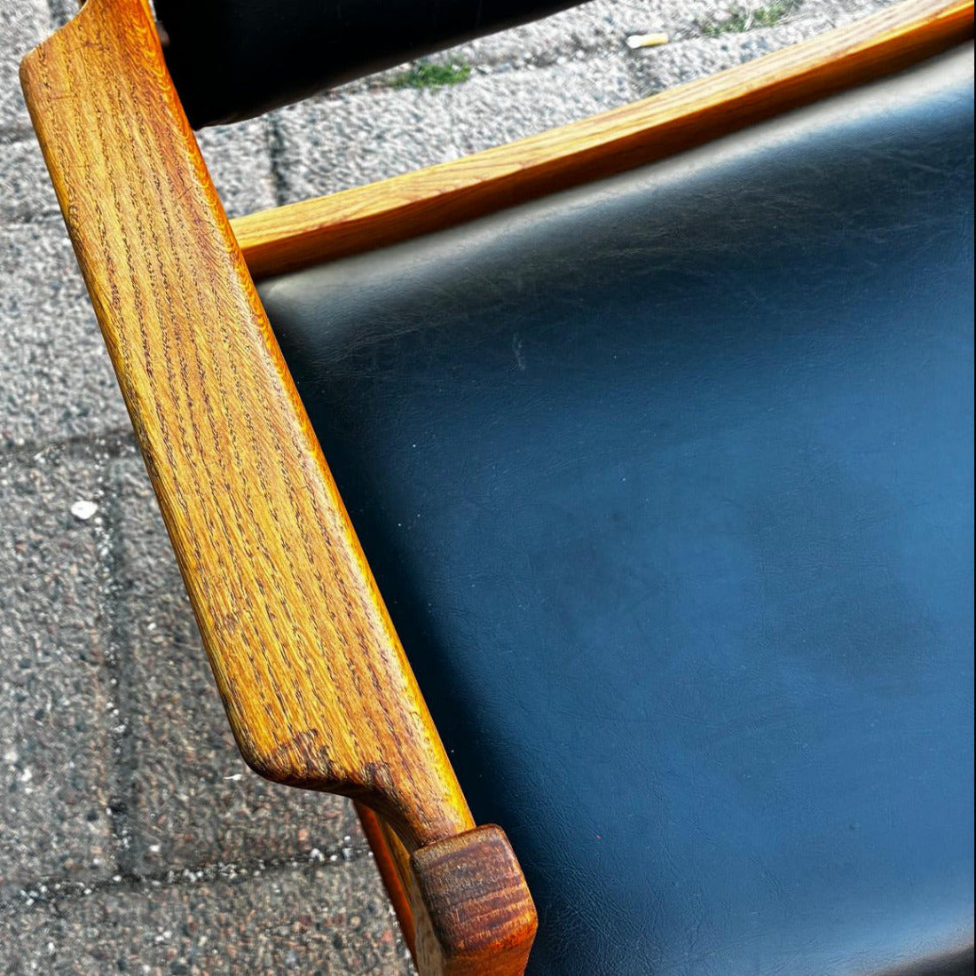Detalj från Karmstolen Carmen som är tillverkad i ek.