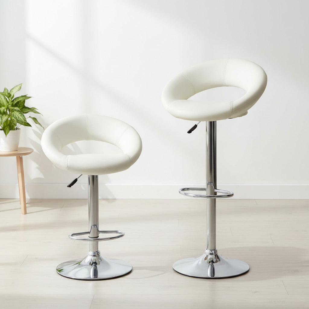 Detta par eleganta barstolar har en mjukt rundad ryggform som ger en mysig känsla och gör stolarna bekväma att sitta i, samtidigt som den kromade foten ger ett modernt uttryck.