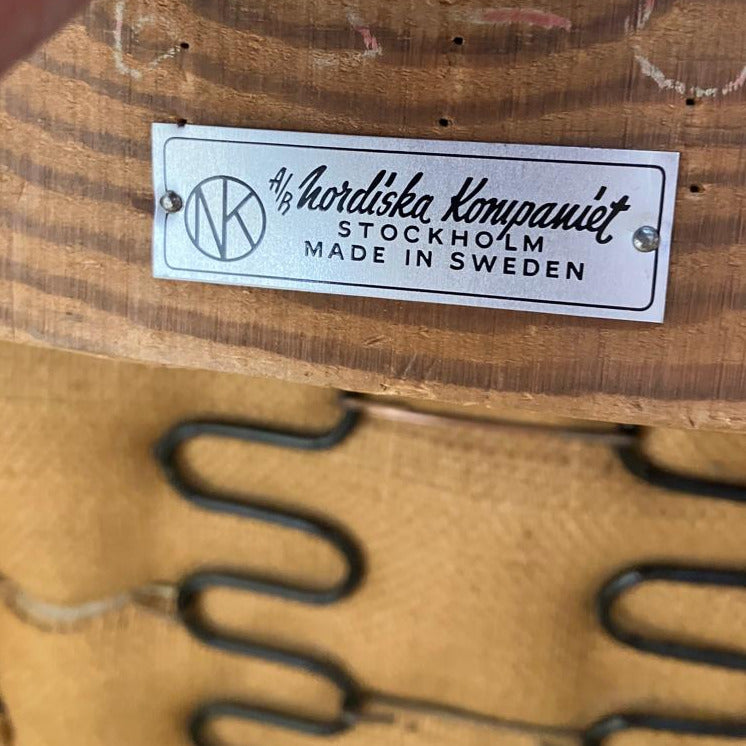 ”Domstolen” är brickmärkt med NK AB Nordiska Kompaniet, Stockholm, Made in Sweden