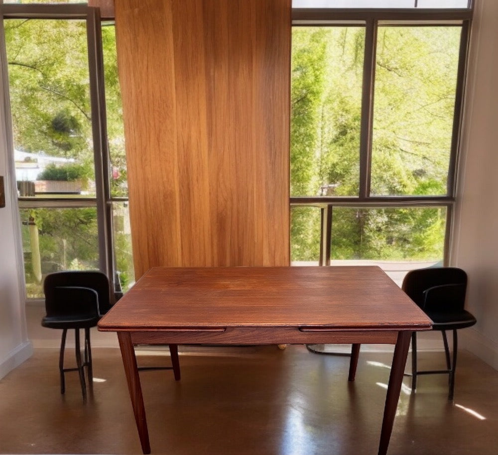 Teakbord från 60-talet med praktiska utdragsskivor.