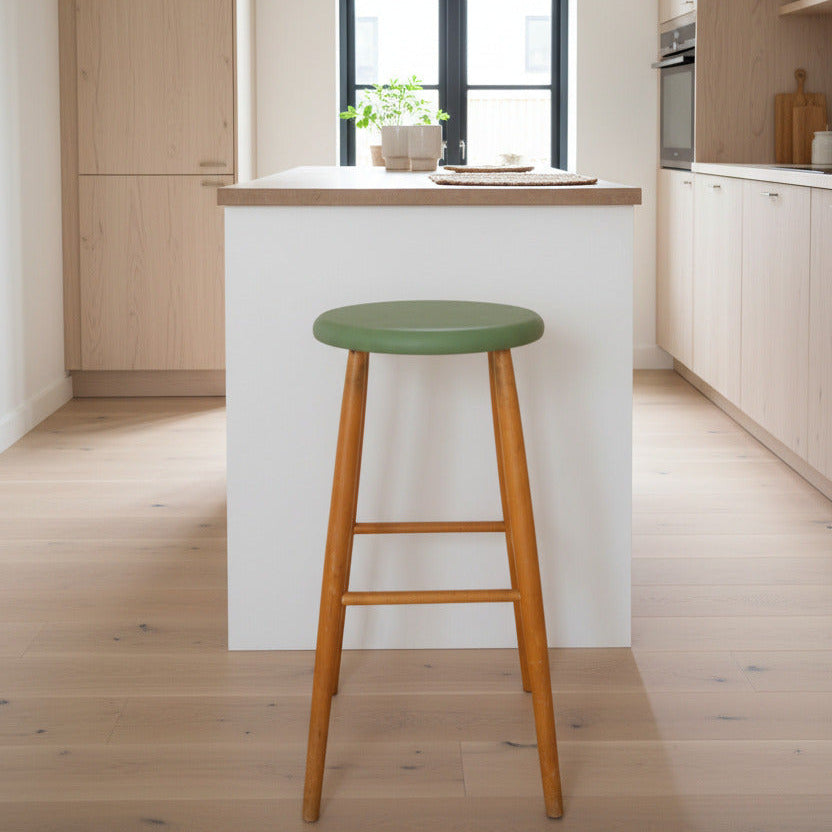 En charmig hög pall med tidlös form och varm patina i träet. De svarvade benen och de mjukt rundade linjerna ger ett lätt och luftigt uttryck 