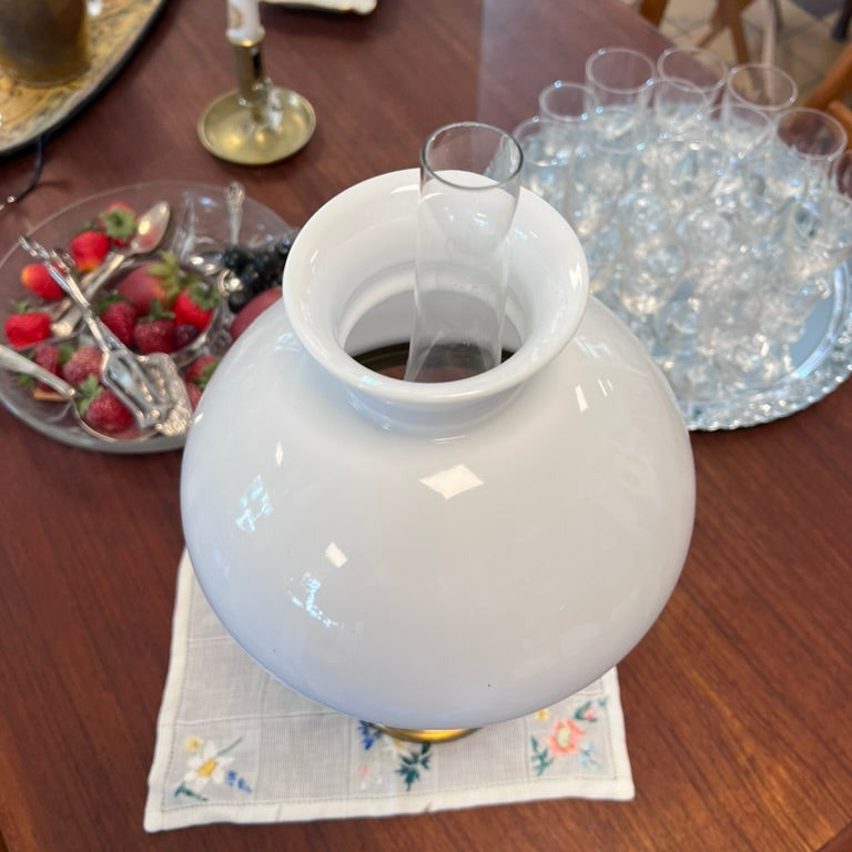 Fotogenlampa med alla tillbehör hela, glaskupan, brännarröret, fotogenbehållaren och veken på plats. 
