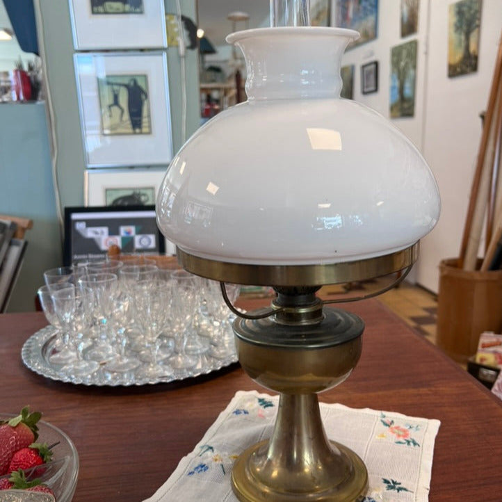 En mycket klassisk fotogenlampa med allt i utmärkt skick.