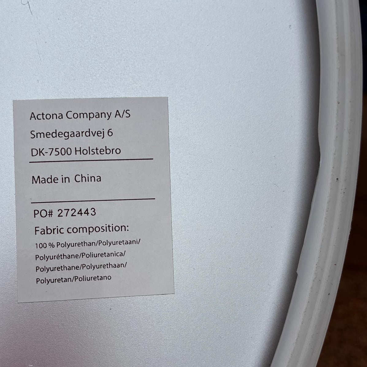Etiketten visar att de är distribuerade av Actona Company A/S, ett danskt möbelföretag, men tillverkade i Kina.