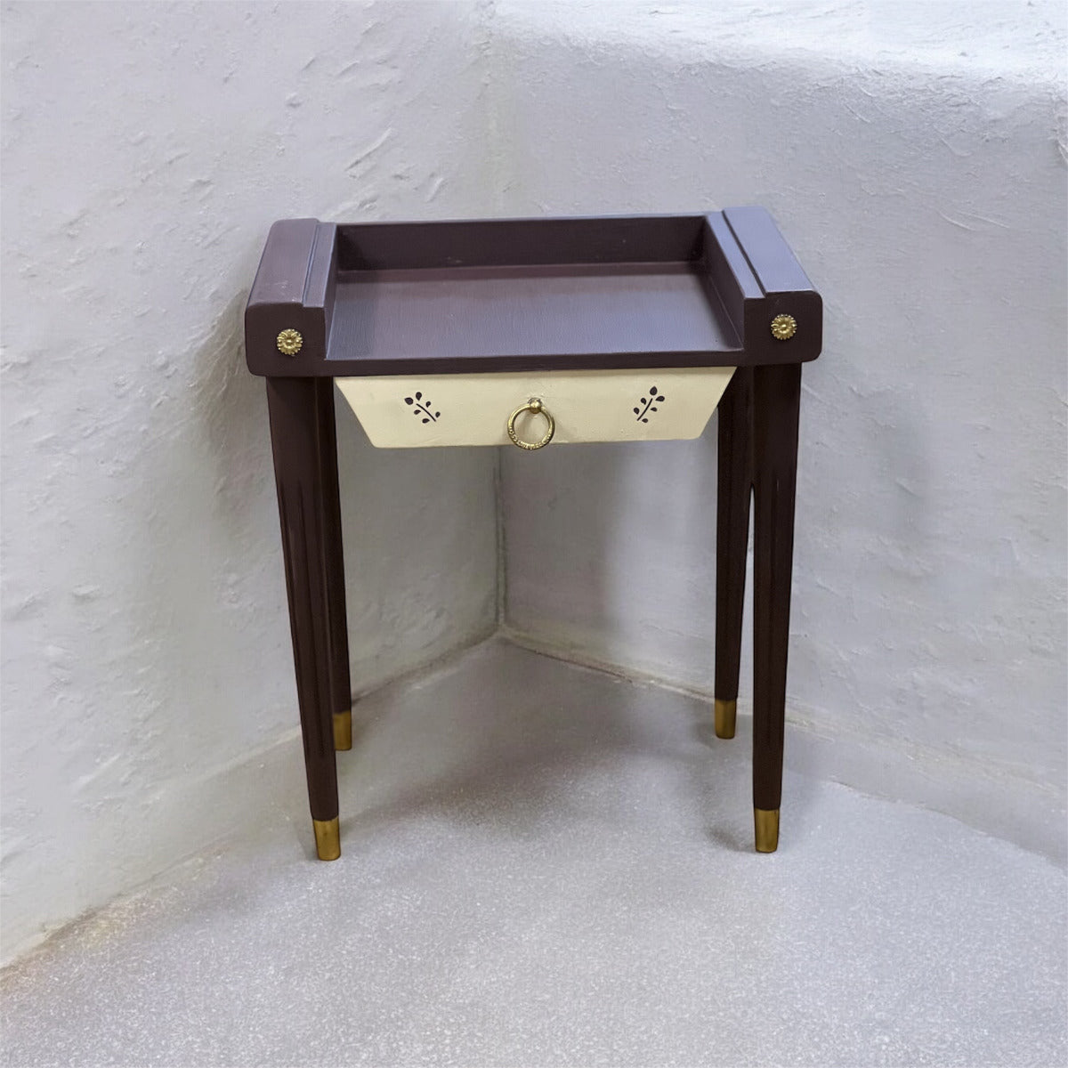 Formen och detaljerna ger en känsla av sen funkis / tidig 1940–50-tal, men sidobordet har uppdaterats med färgen Chalk Paint Tyranium Plum, från Annie Sloan.