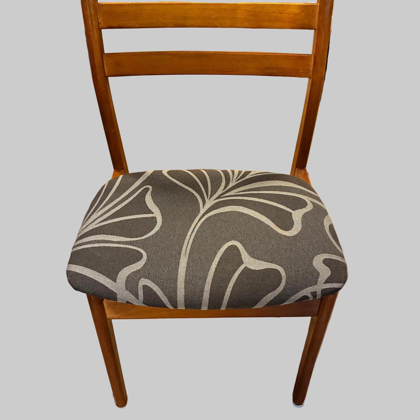 Ett vackert set om fyra danska matstolar från 1960-talet med det tidstypiska, avskalade formspråk som gjort dansk möbeldesign så uppskattad.