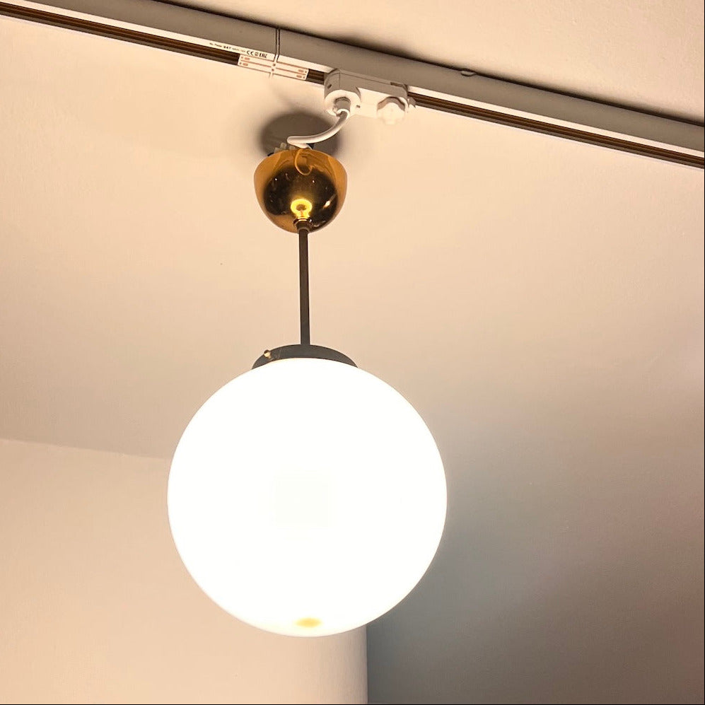 Den exklusiva glaskupan i vit opal sprider ett mjukt, behagligt sken som direkt förhöjer stämningen i rummet. 