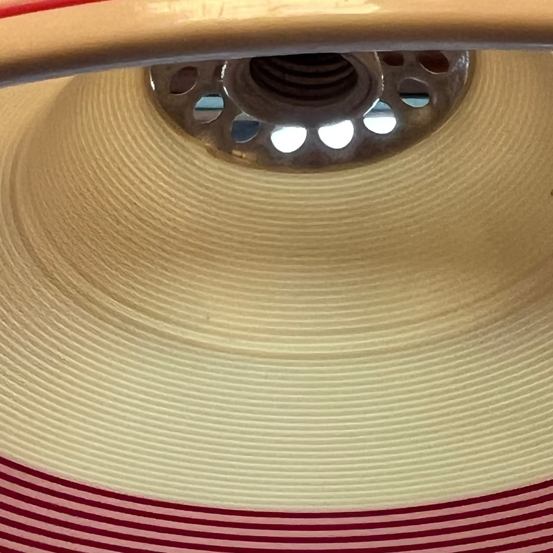 Färgsättningen i randigt rött och beige ger lampan en lekfull men samtidigt sofistikerad stil, perfekt som blickfång i köket, hallen eller ett retroinrett vardagsrum.