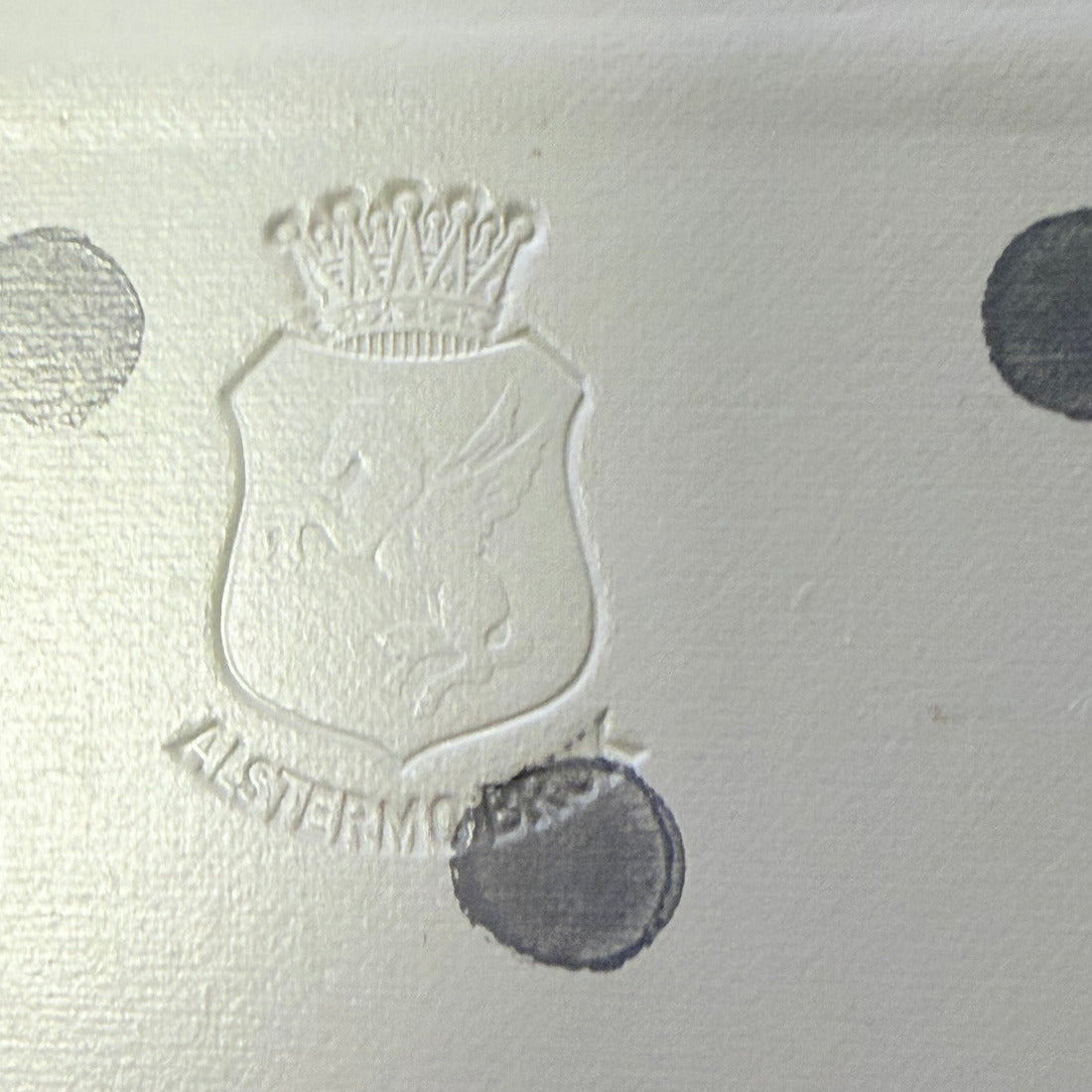 Förvaringskartong tillverkad Alstermo Bruk som grundades i Småland redan 1804 och har en lång tradition av att tillverka slitstarka förvaringsprodukter och väskor.