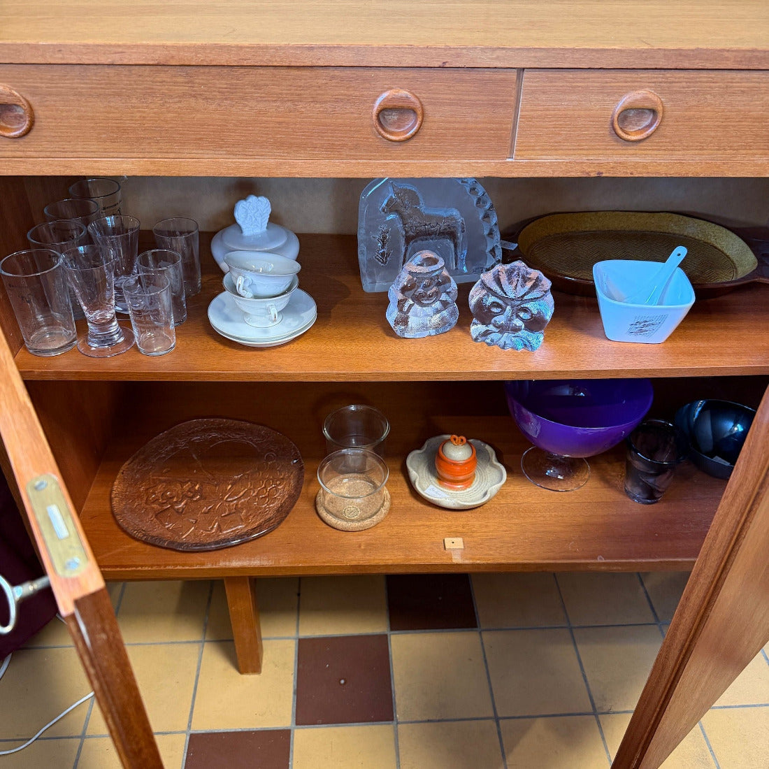 Sideboard i teak från 60-talet i tidlös skandinavisk design