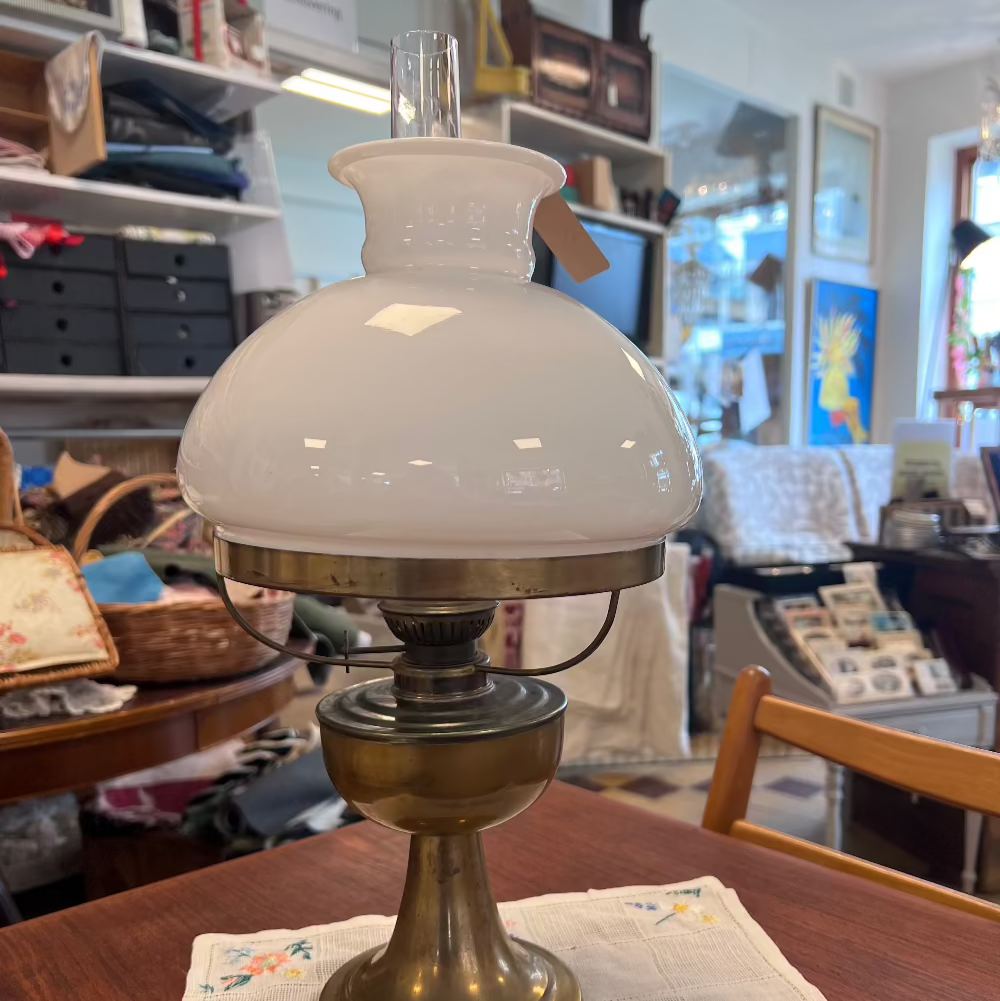 En äkta fotogenlampa ger ett varmt och behagligt sken såväl inne som ute.