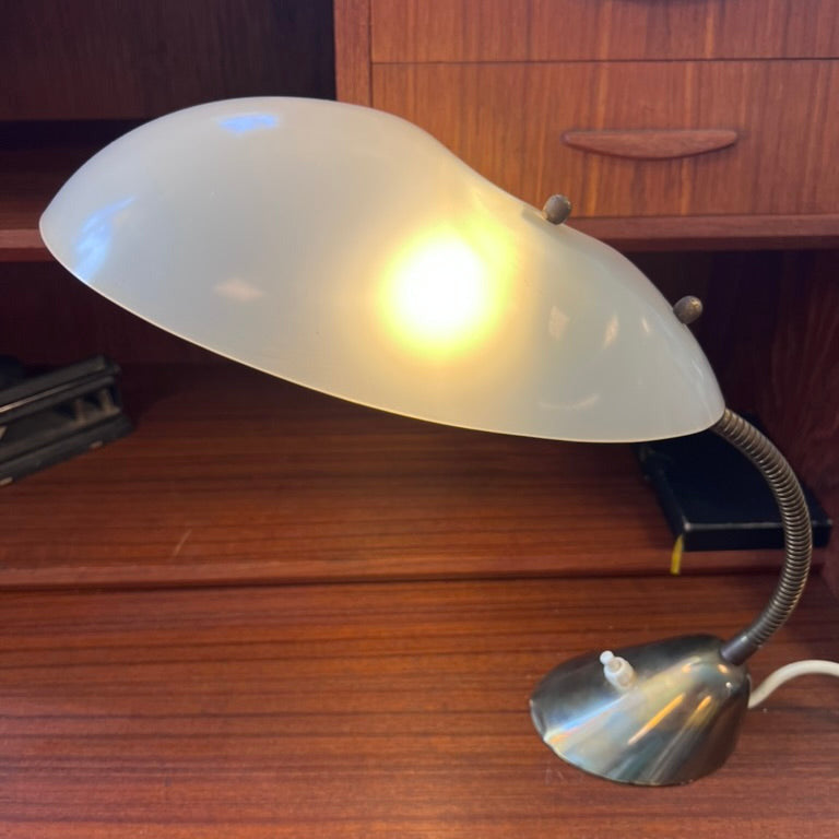 Det är en unik bordslampa i klassisk funkisstil, formad som en elegant ”kobra”. 