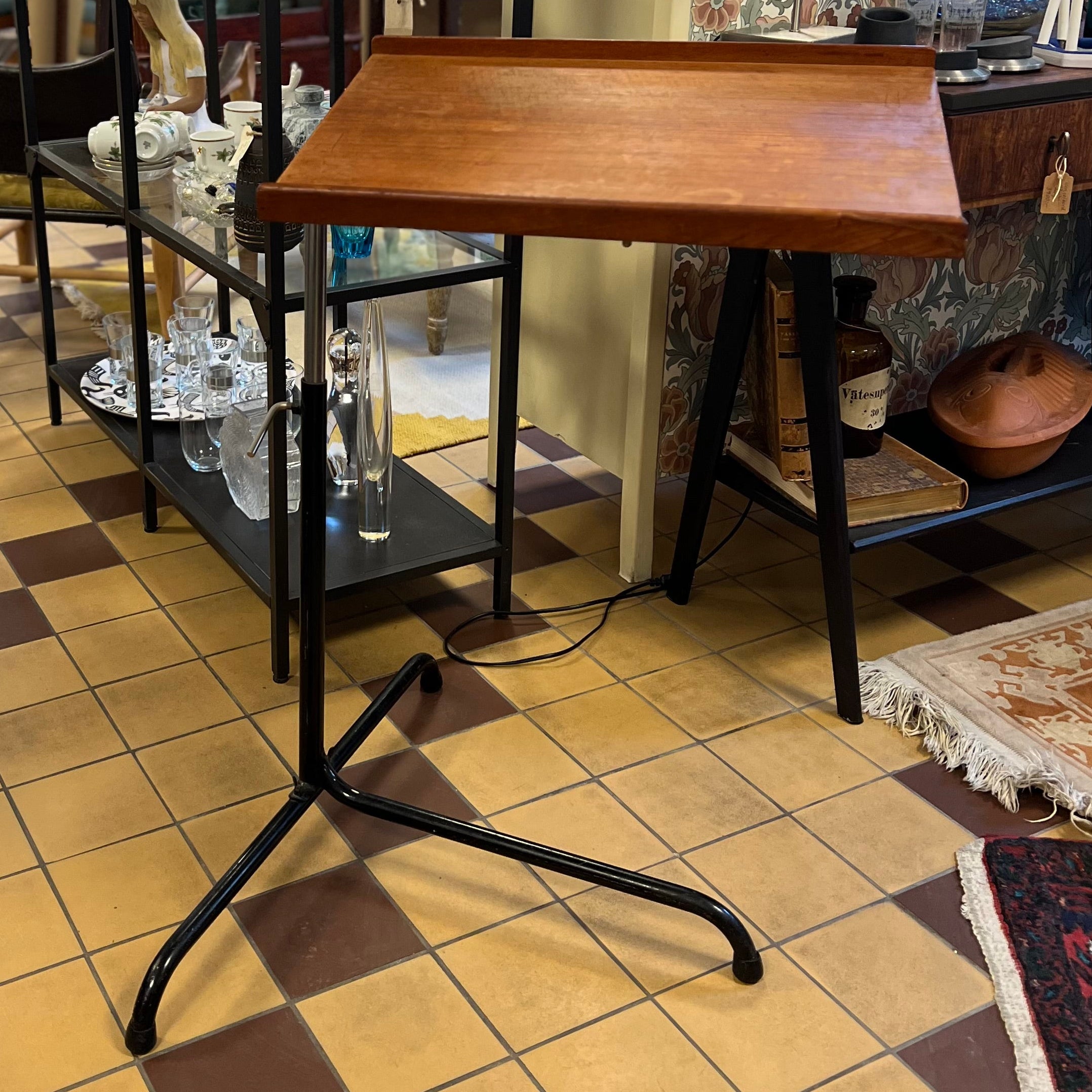 Praktiskt ställbart läs-/skrivbord