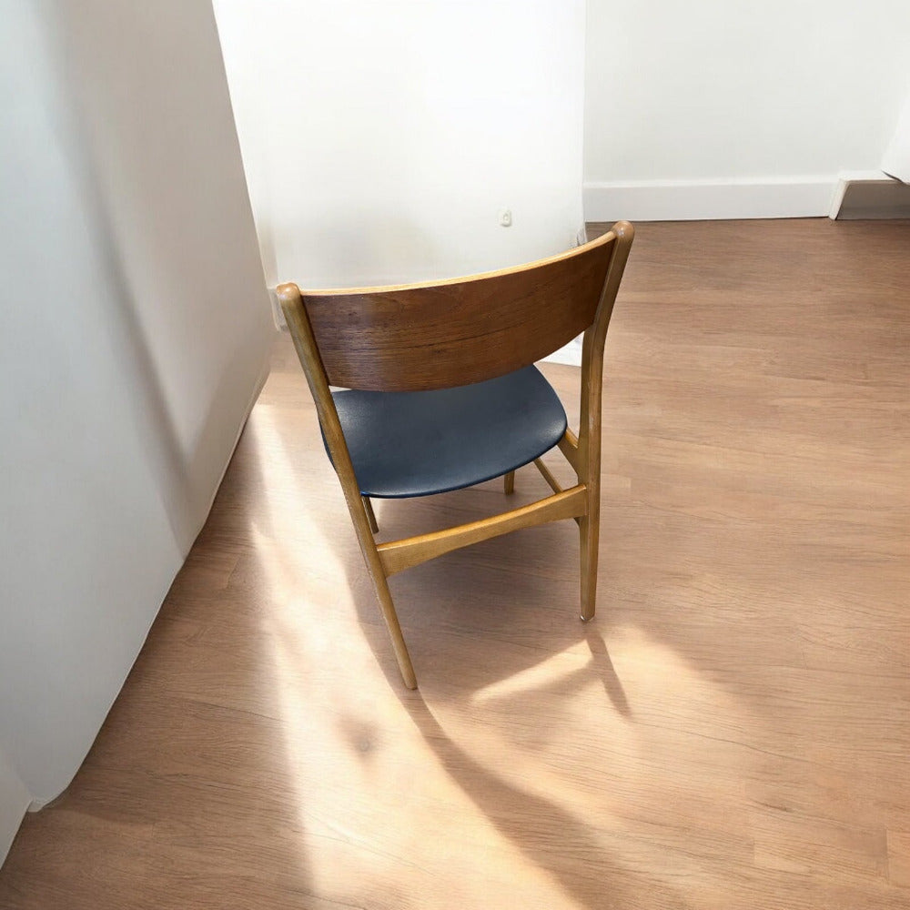 Bok  benställning och teak i ryggbrickan.