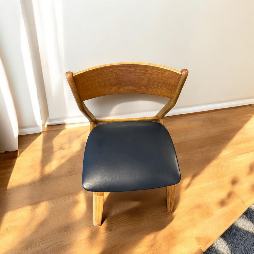  Stolarna bär sitt ursprung stolt med autentisk brännmärkning undertill och kombinerar tidlös estetik med fantastisk sittkomfort. 