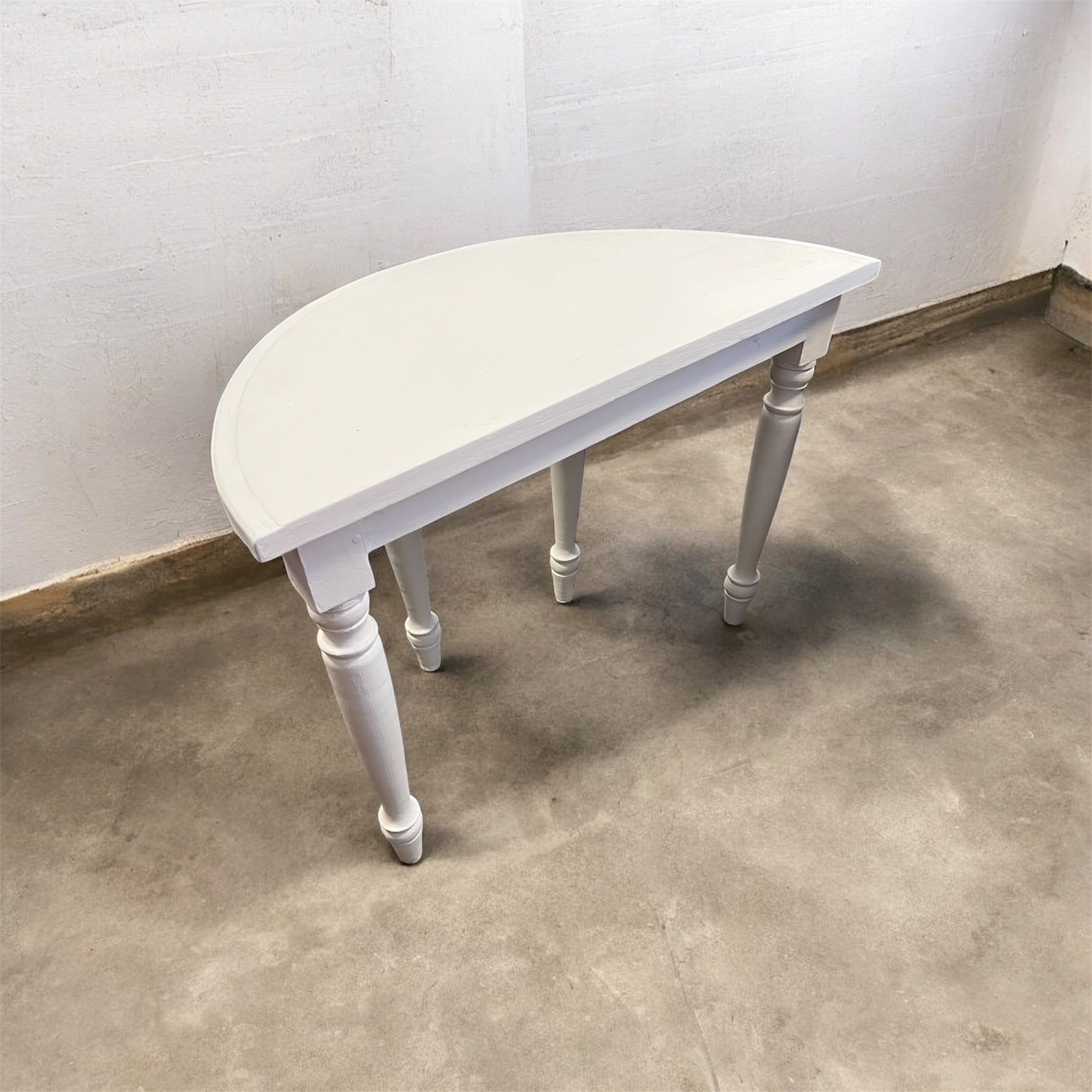 Detta exemplar är tillverkat i furu och har målats med den populära färgen Rococo White från Annie Sloan, vilket ger det en mjuk, matt finish med vintagekänsla. 