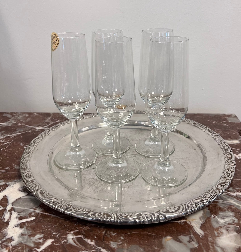 Våra enkla men eleganta, mindre champagne-strutar är perfekta för bubbel, fördrinkar eller en läskande sorbet-dessert. De är smidiga att duka upp, lätta att hålla i, och ger varje skål en festlig känsla.