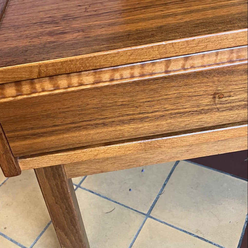 Låg möbel i teak – retro med vardaglig elegans