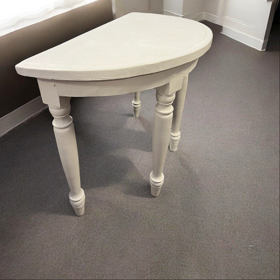 Med sin rundade front och raka baksida placeras det enkelt mot en vägg, vilket gör det perfekt för smalare utrymmen som hall, korridor eller som ett sidobord i vardagsrummet. 