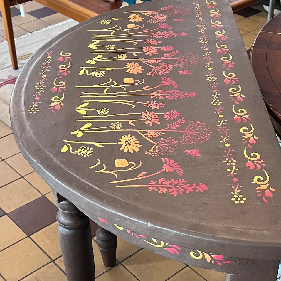 Halvmånebord / konsolbord målat med Annie Sloans Chalk Paint