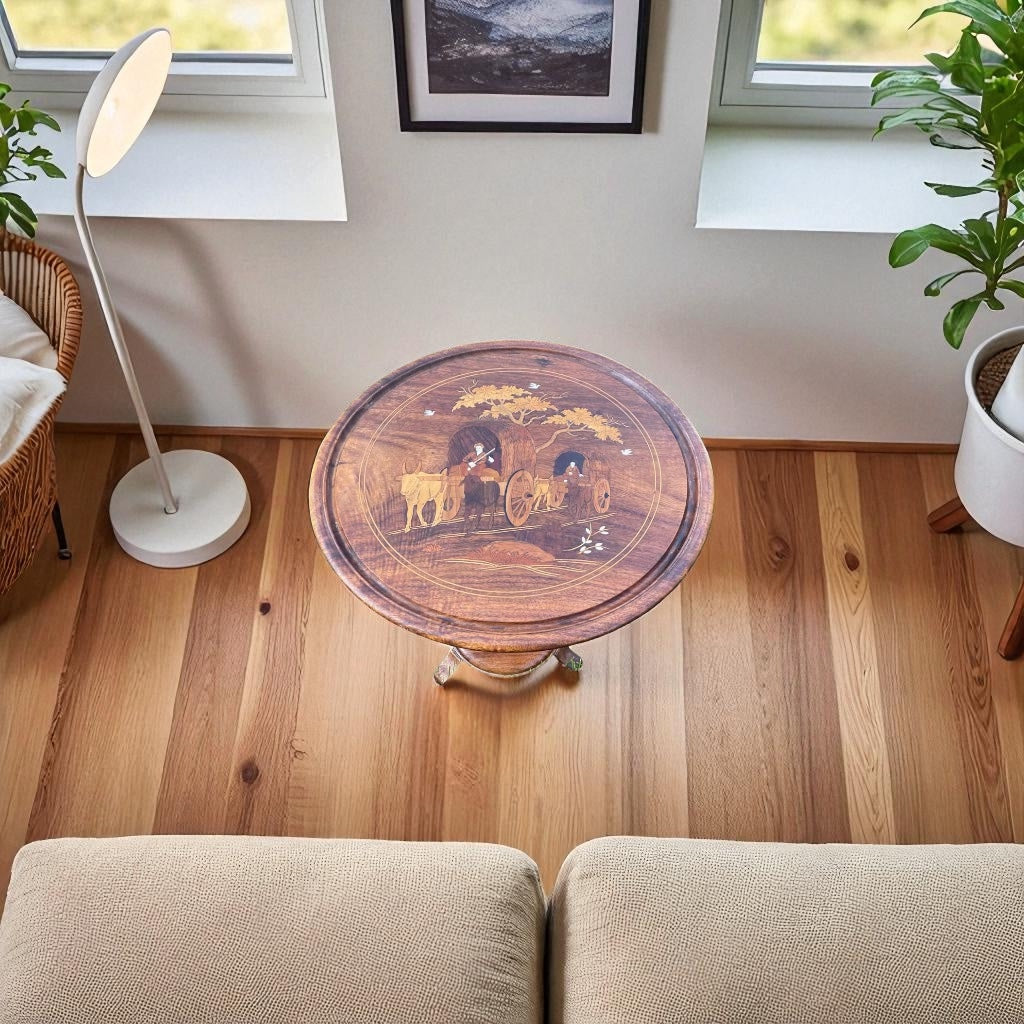 Detta är ett litet handgjort sidobord eller pelarbord från början av 1900-talet, i bra skick med oerhörd fin patina.&nbsp;