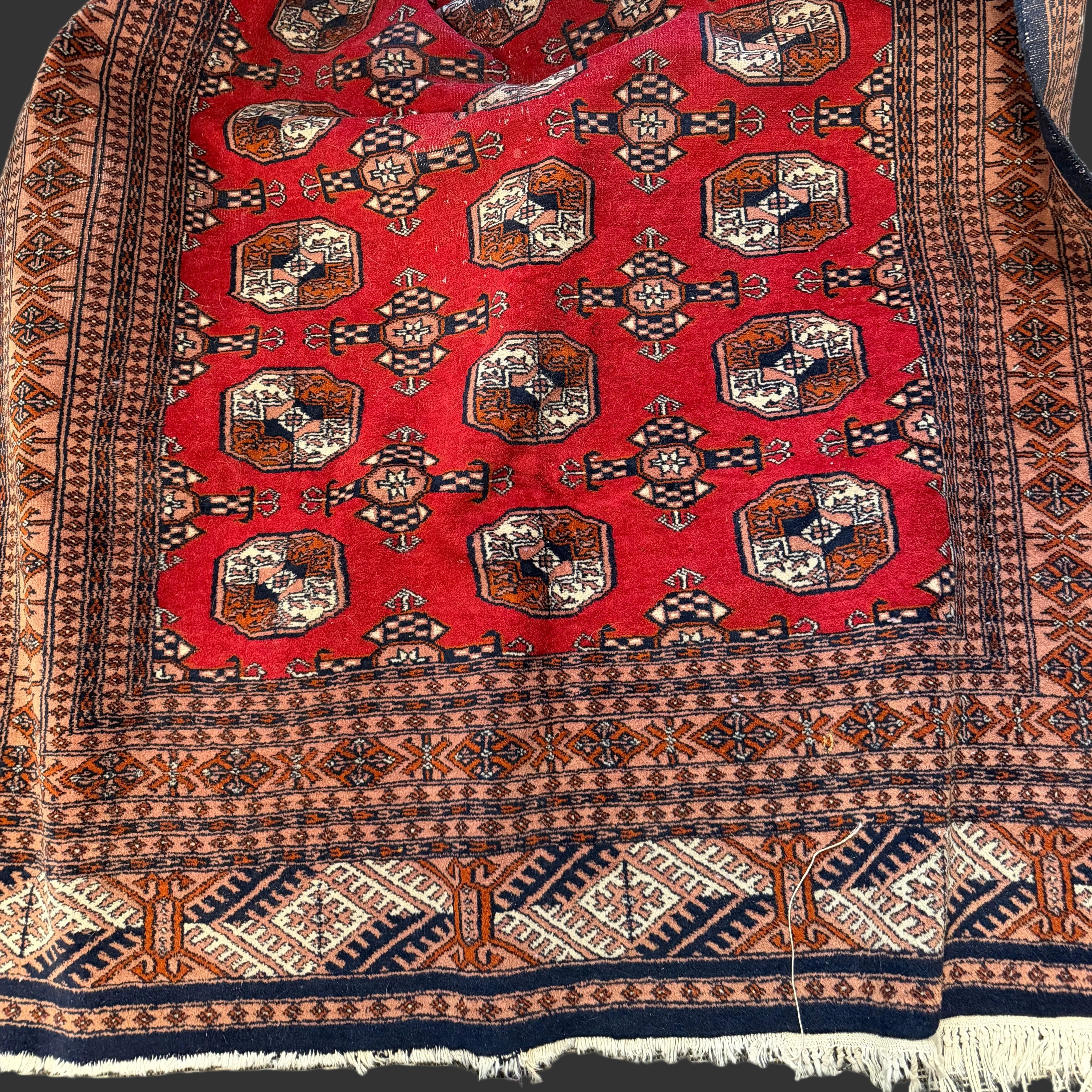 Handknuten Bokhara-matta i ull, tillverkad i ull med traditionella geometriska motiv som ger ett varmt och tidlöst uttryck. 