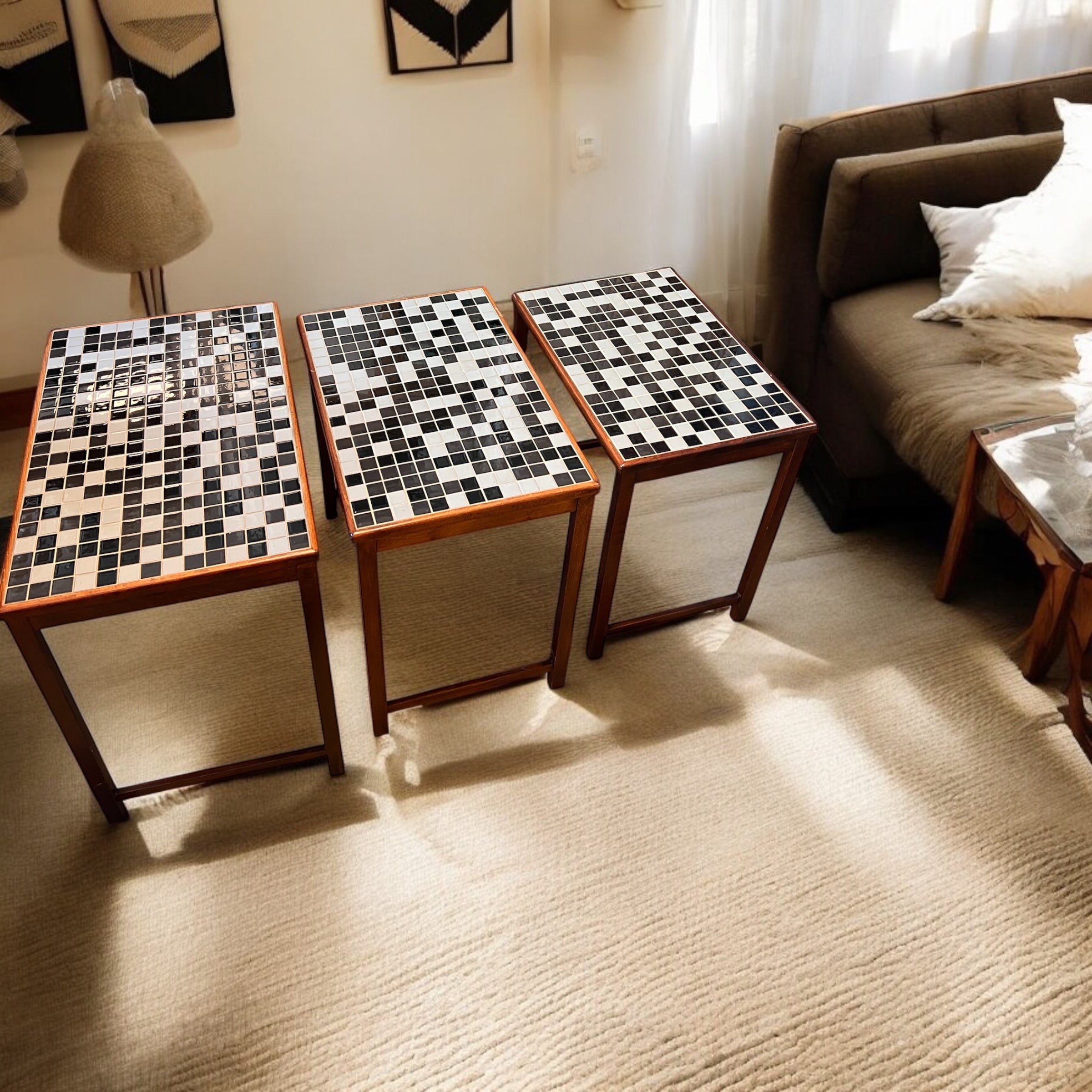 Satsbord i teak och mosaik
