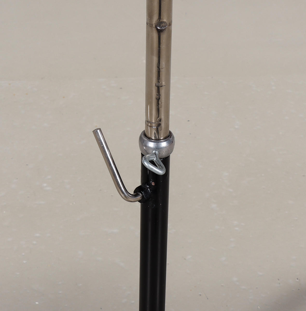 Praktiskt ställbart läs-/skrivbord