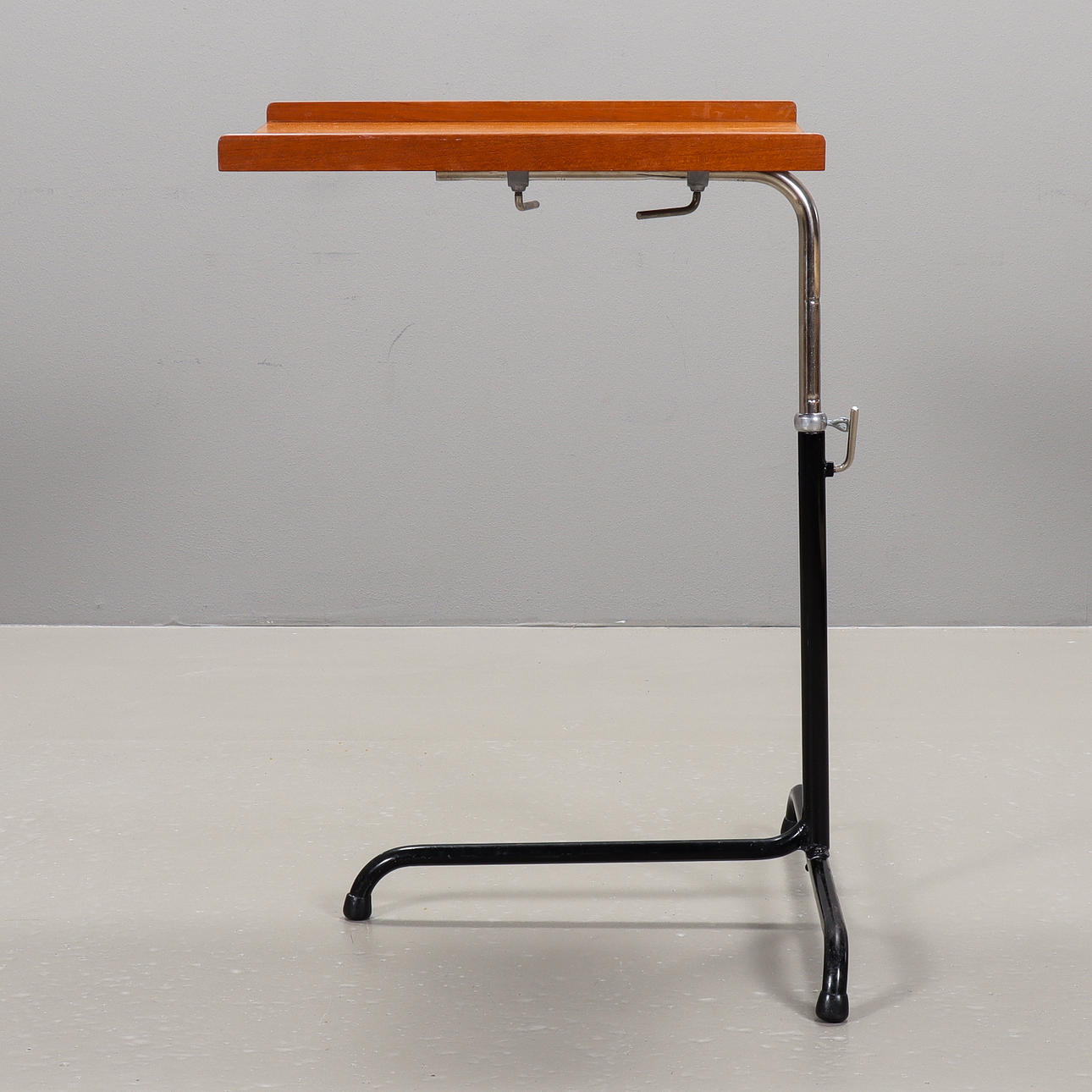 Praktiskt ställbart läs-/skrivbord