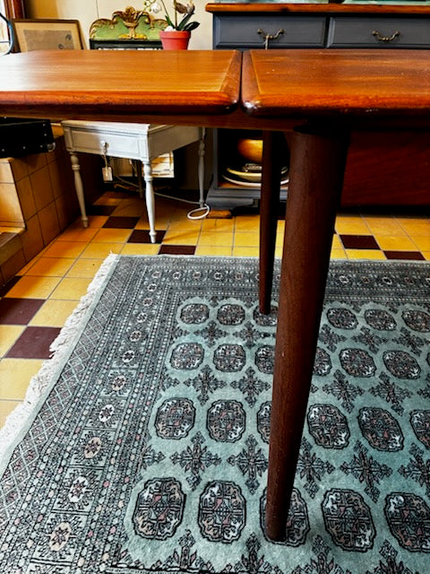 Danskt teakbord med holländskt utdrag