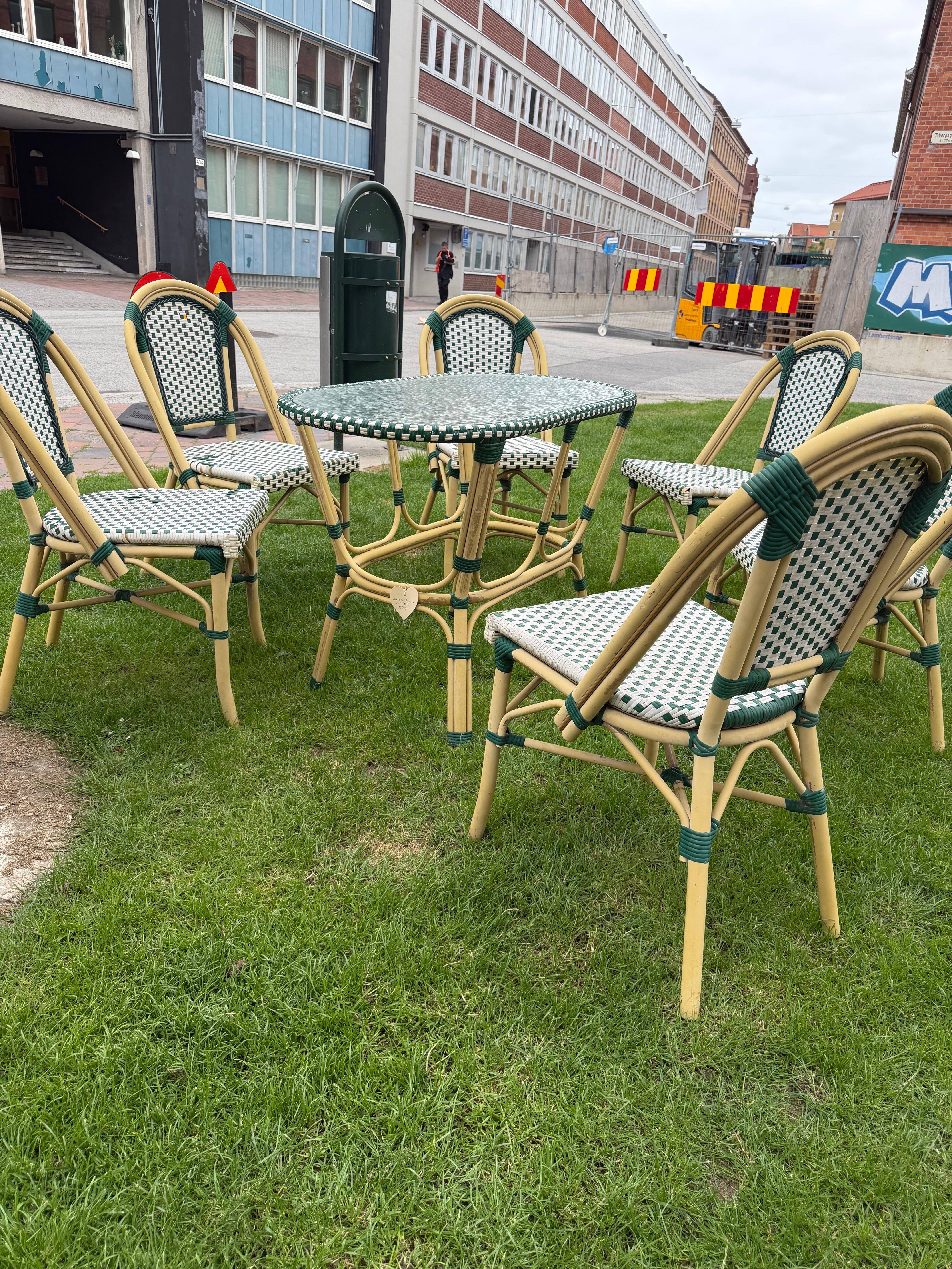 Charmig cafégrupp i fransk bistrostil