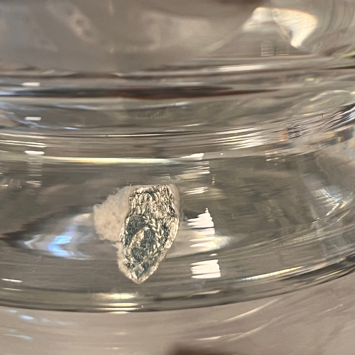 Kristallskålen har ett nästan borttaget märke men går att tyda till att vara ett tidigt Orrefors märke. Skålen är i fint skick utan rispor. 