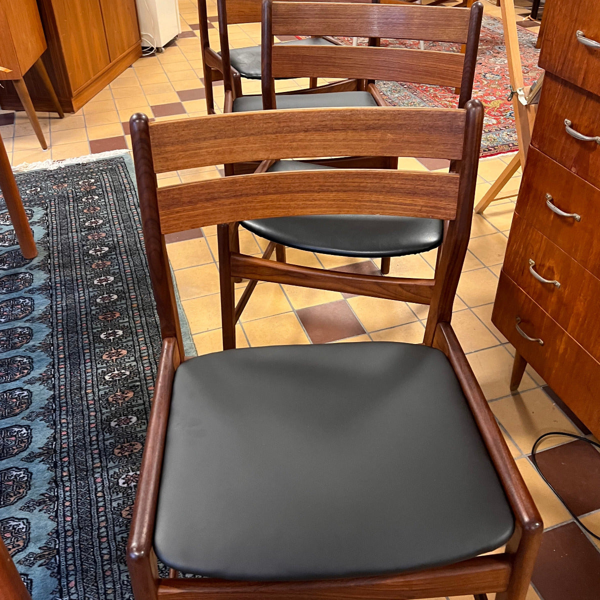 De fyra danska Boltinge stolarna har blivit omklädda med ny skinnimitation som de också tidigare hade. 