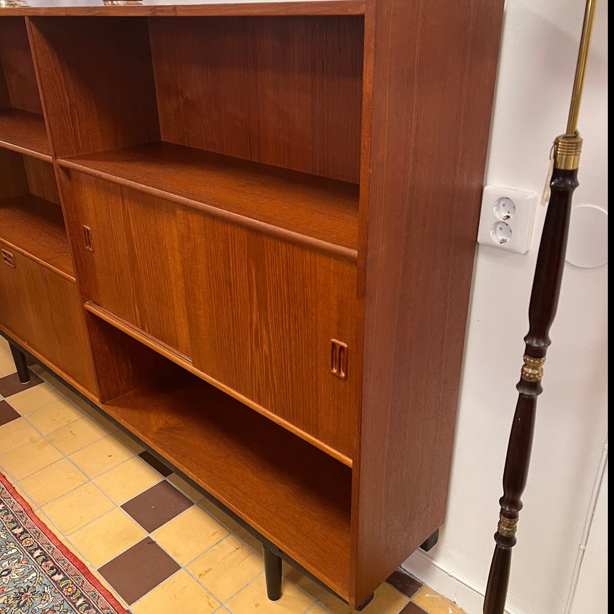 Denna underbara danska möbel har många bokhyllor, barskåp eller hemligt fack med små hyllor i ena kanten och skjutluckor med ett hyllplan. 