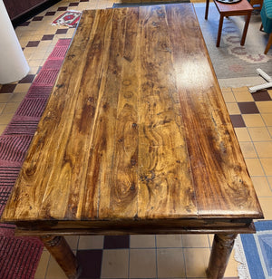 Vackert melerad bordsskiva på stort matbord med underbar patina.