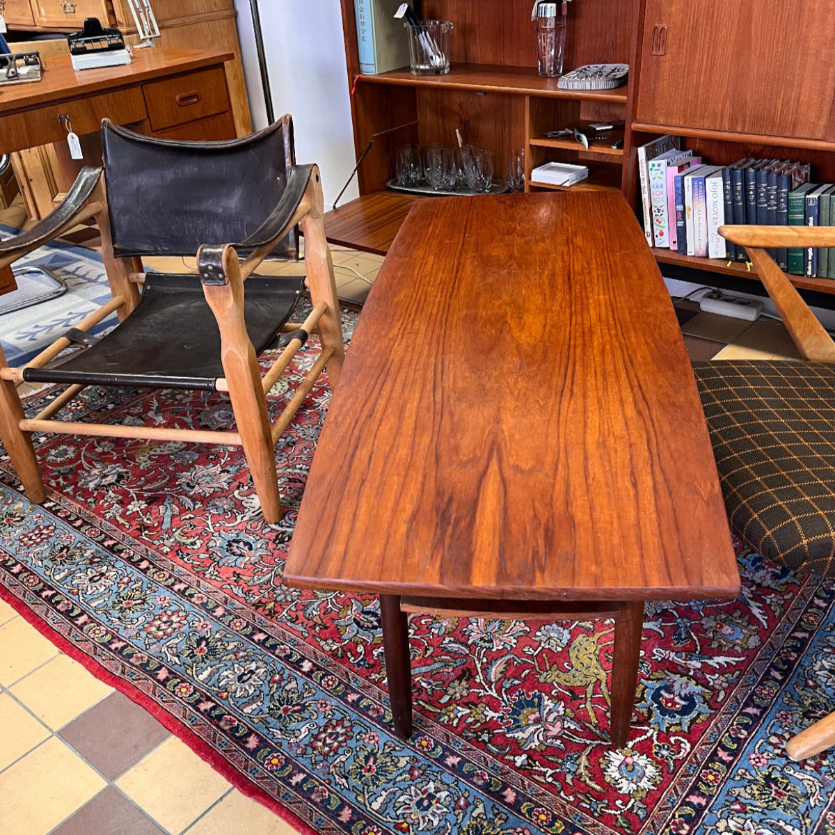 Troligen är det från 60-talet och en stilfull och tidstypisk möbel. Dess eleganta kombination av material och design gör soffbordet till en snygg och hållbar inredningsdetalj.