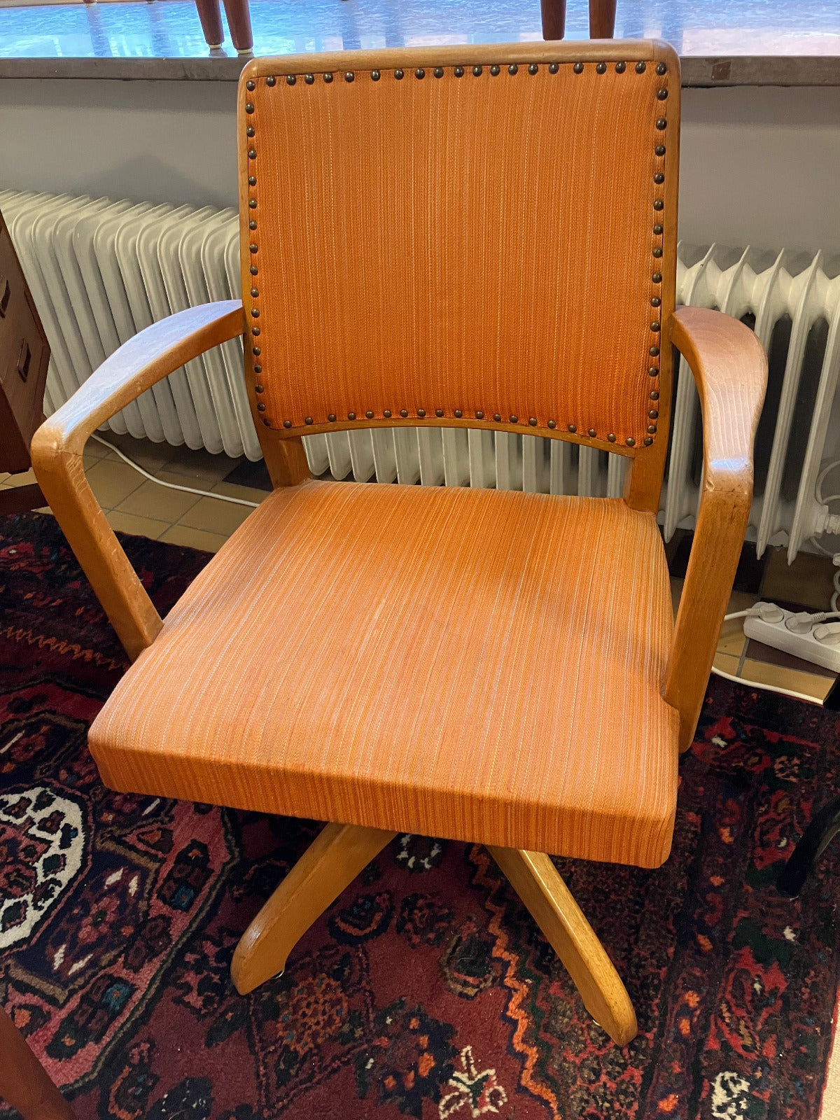 En trevlig snurrbar skrivbordsstol från 40-talet. Den har klädd sits och rygg i originaltyg, smalribbat i orange färg,