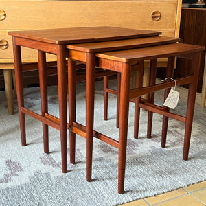 Vackert danskt satsbord med 3 bord från 60-talet.