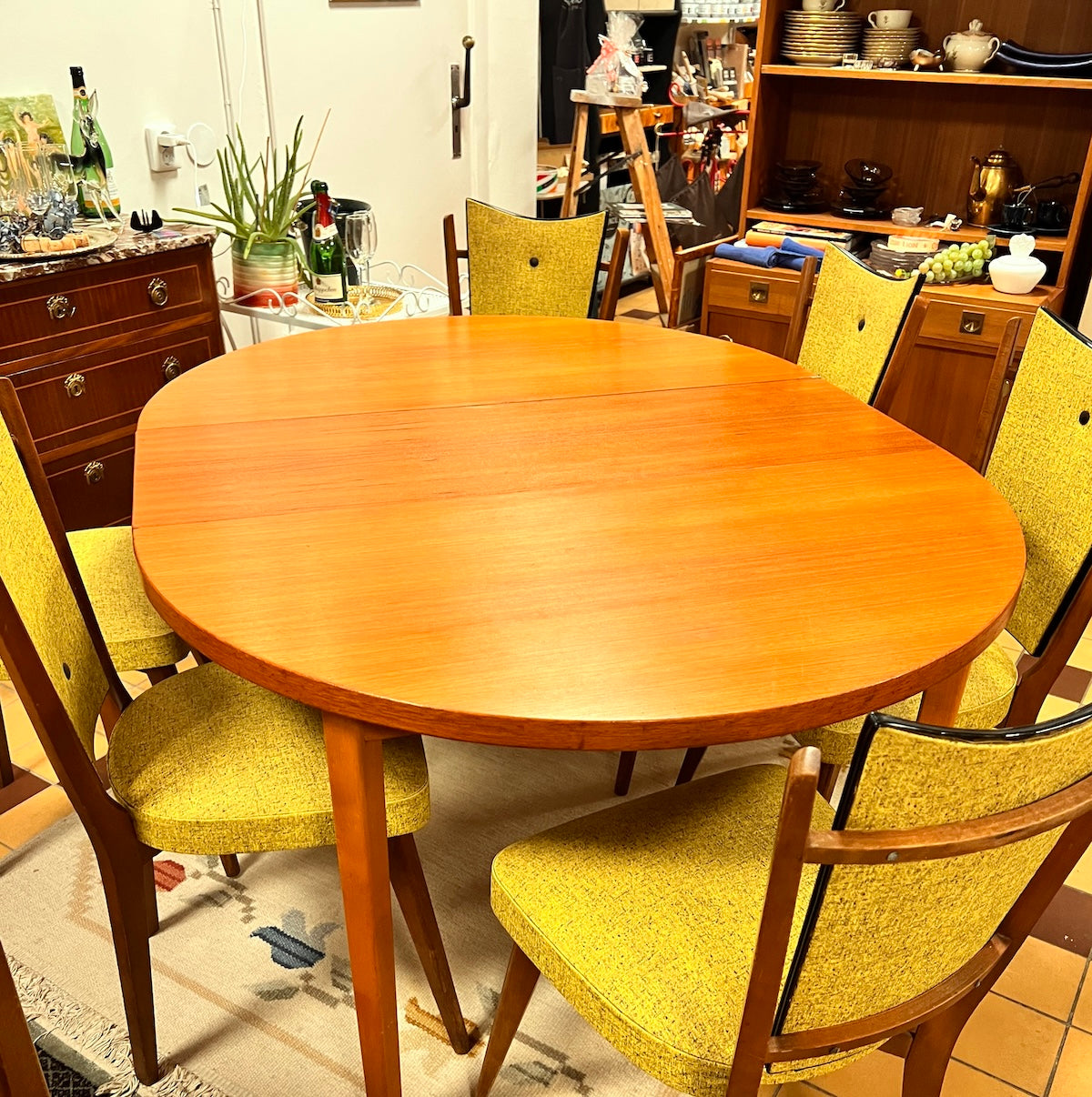 Smakfullt runt matbord i teak med iläggsskiva