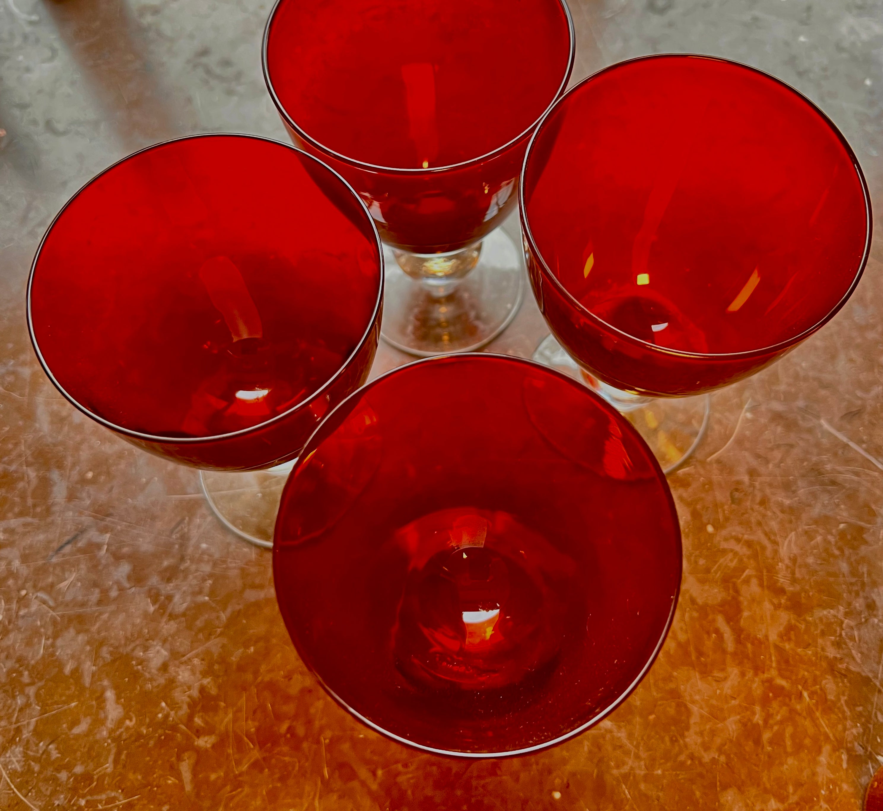 Röda vinglas i underbar design