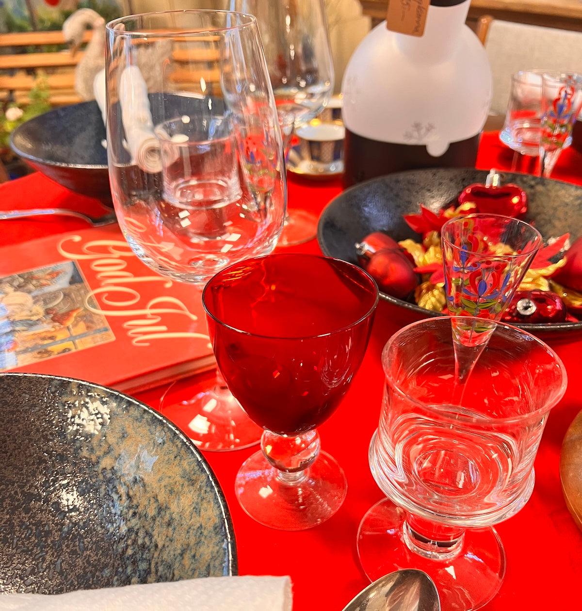 Röda vinglas i underbar design